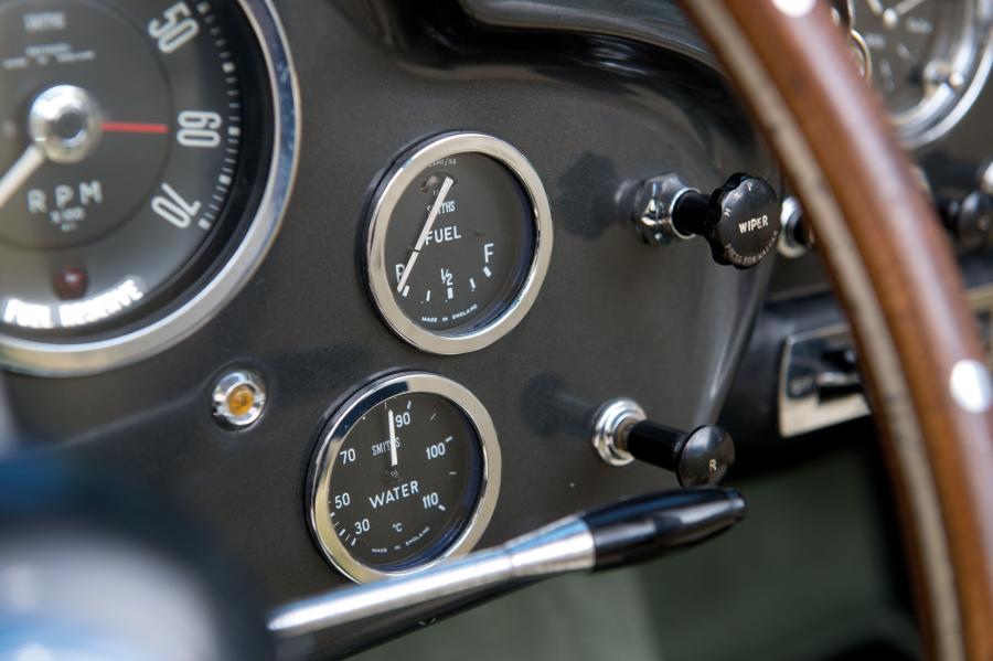 Панель приборов Aston Martin DB4 GT (0104/L) 1960 года  (фото 30 из 40)